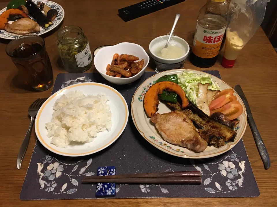 ご飯、ポークソテー、野菜ソテー、千切りキャベツ、トマト、甘エビの唐揚げ、胡麻高菜漬け、烏龍茶(夕飯)|enarinさん