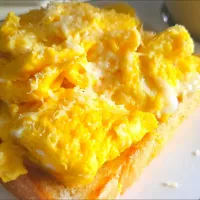 delicious butter sprinkle sugar on shokupan 🍞 with scrambled eggs parmesean cheese butter on top 😋 😉 simple breakfast|🌷lynnlicious🌷さん