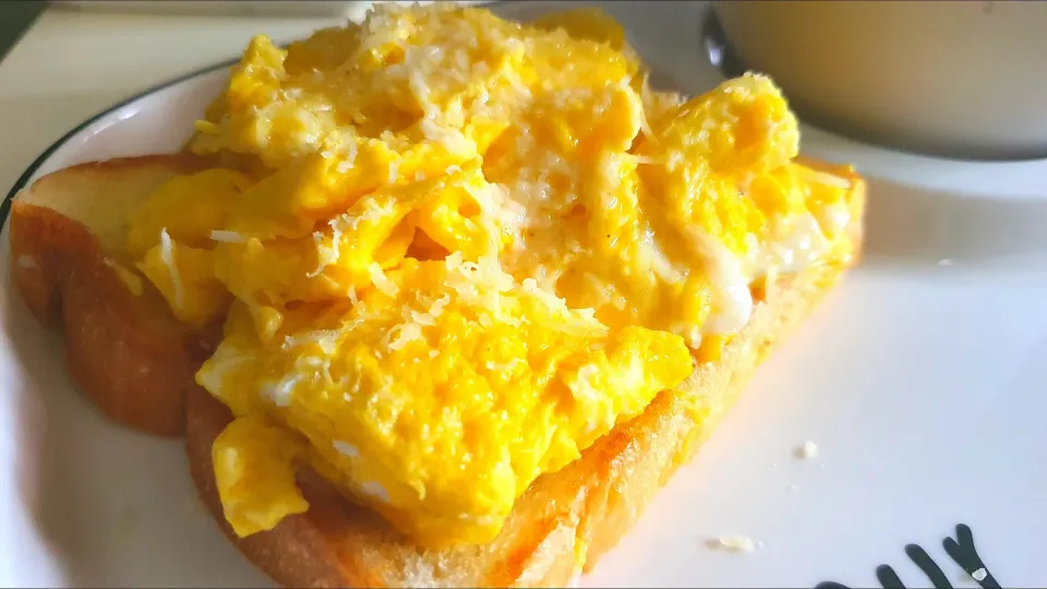 delicious butter sprinkle sugar on shokupan 🍞 with scrambled eggs parmesean cheese butter on top 😋 😉 simple breakfast|🌷lynnlicious🌷さん