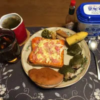 ガーリックピザトースト、鰹ふりかけと塩昆布の混ぜご飯おにぎり、胡桃あんぱん、ポークソテー、胡麻高菜漬け、乾燥スライスニンニク＆カットワカメ＆フライドレッドオニオン入りタマネギスープ、烏龍茶、カシスジャム入りヨーグルト(昼飯)|enarinさん