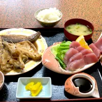 今日の爆量食堂の刺身定食 🐟刺身はヤズ 🐟煮付けはヒラスズキ ご飯小盛り🍚|🐈⸒⸒⸒⸒つるのダンス🐈🐾さん