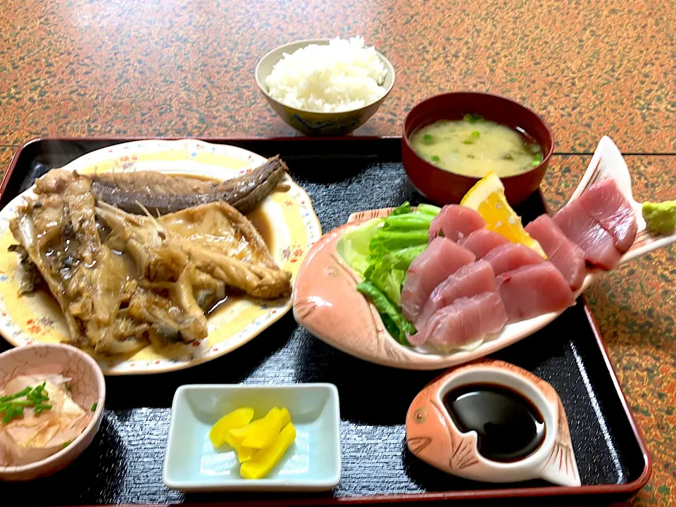 今日の爆量食堂の刺身定食 🐟刺身はヤズ 🐟煮付けはヒラスズキ ご飯小盛り🍚|🐈⸒⸒⸒⸒つるのダンス🐈🐾さん