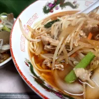 【1946年創業】 
岐阜屋
ザーサイラーメン（680円） 
＋牛もつ煮込み（430円） 
@新宿4分 思い出横丁
24309 (335,785)|大脇さん