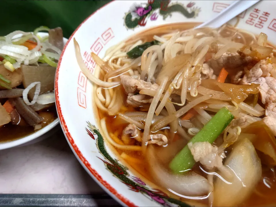 【1946年創業】 
岐阜屋
ザーサイラーメン（680円） 
＋牛もつ煮込み（430円） 
@新宿4分 思い出横丁
24309 (335,785)|大脇さん