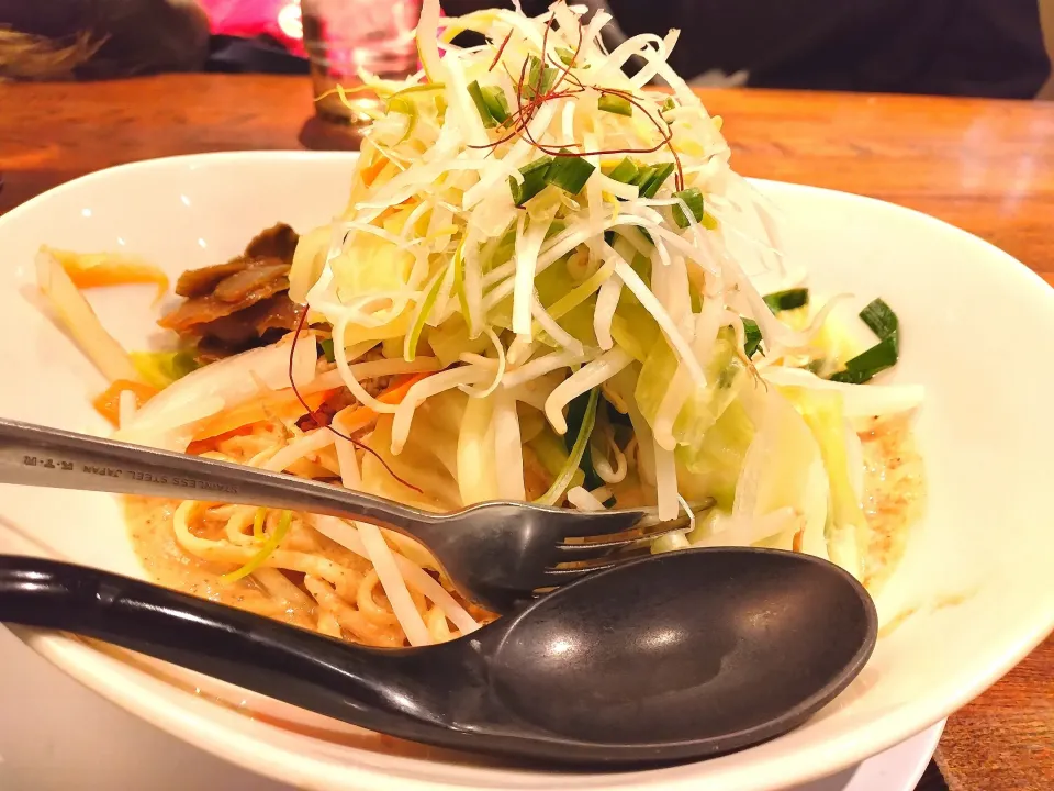 夕方から行列😦汁なし担々麺　野菜盛り+200円|さゆさん