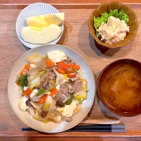 夜ご飯(野菜と豆腐のあんかけご飯、明太子ツナのポテトサラダ、玉ねぎの味噌汁、りんご)|cocomikaさん