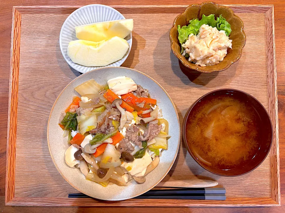 夜ご飯(野菜と豆腐のあんかけご飯、明太子ツナのポテトサラダ、玉ねぎの味噌汁、りんご)|cocomikaさん