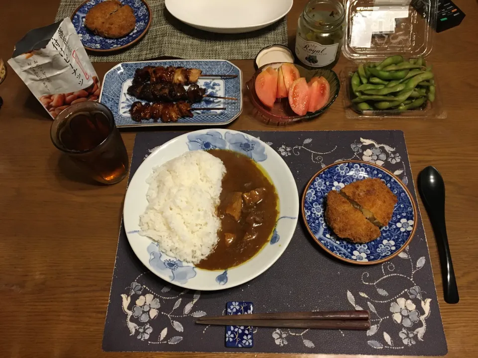 カレーライス、コロッケ、メンチカツ、串物2点(鶏皮串、鳥レバー串)、トマト、枝豆、胡麻高菜漬け、烏龍茶、茹で落花生(夕飯)|enarinさん