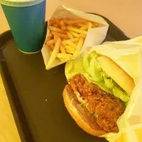 Crispy Chicken Burger at Mom's Touch 🍔🍟🥤🤤|An'leeさん