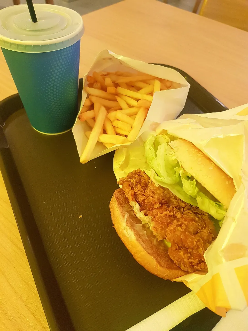 Crispy Chicken Burger at Mom's Touch 🍔🍟🥤🤤|An'leeさん