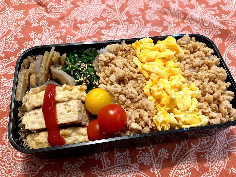 2024.12.16 息子弁当　◎二色丼　◎豆腐ハンバーグ　◎蓮根のきんぴら　◎ほうれん草のおひたし|goroさん