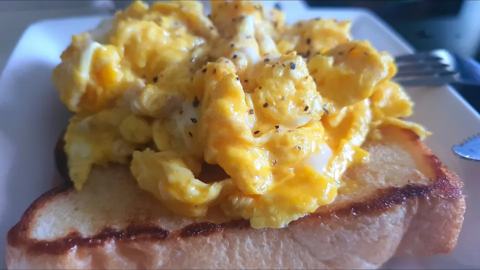 scrambled eggs on butter sugar toast 😋 😋 😋|🌷lynnlicious🌷さん