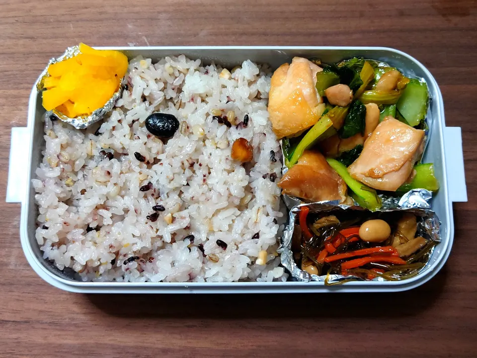 今日の手作り弁当は、十六穀ごはんの鶏肉と江戸菜炒め弁当。

献立は、 
・十六穀ごはん
・鶏肉と江戸菜炒め
・昆布うま煮
・沢庵|Mars＠釜飯作り研究中さん