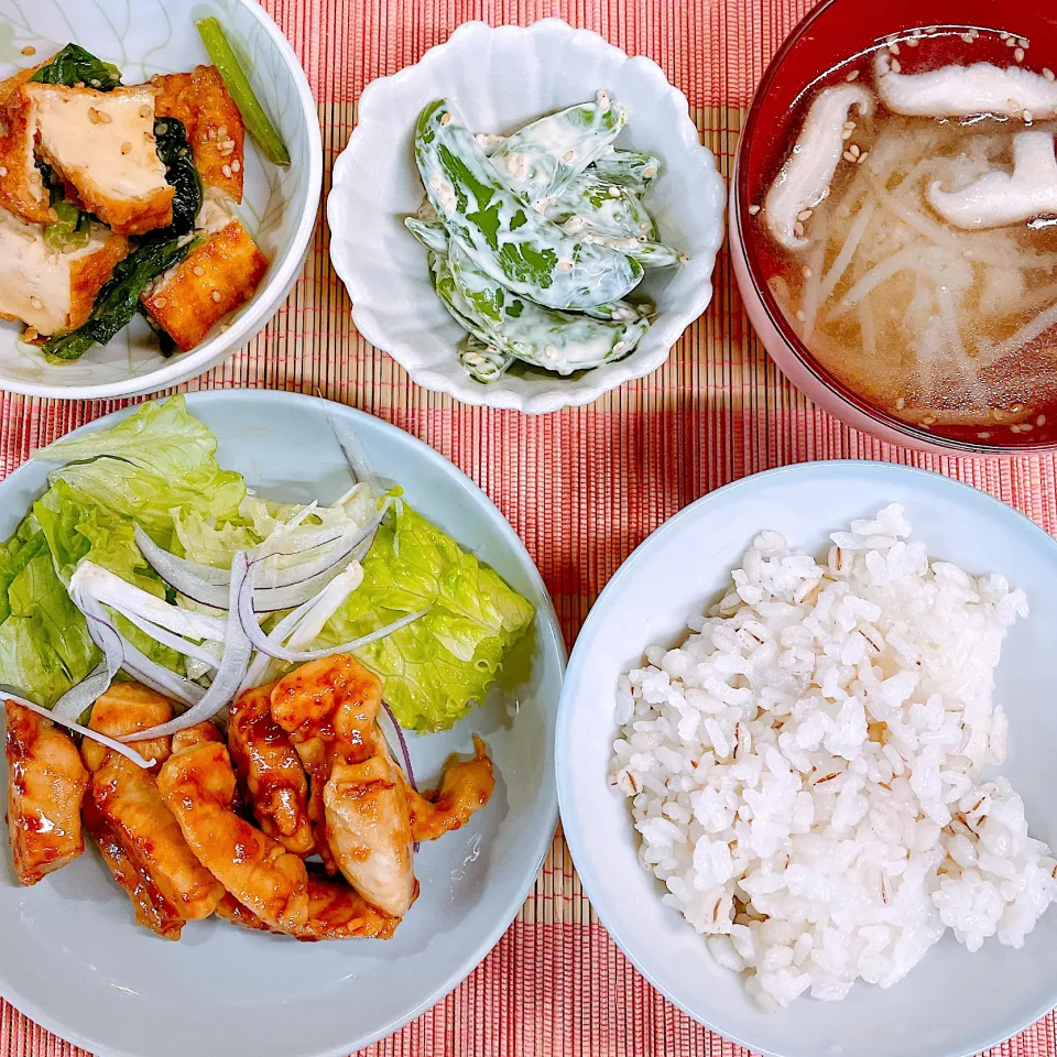 鶏肉の甘酢炒め♡厚揚げと小松菜のオイマヨ炒め♡スナップエンドウのマヨあえ♡お味噌汁♡|まゆかさん