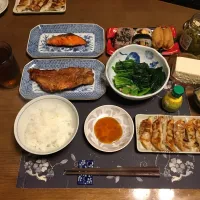 ご飯、助六、とろ赤魚焼き、銀鮭塩焼き、焼き餃子、ほうれん草のお浸し、冷奴、胡麻高菜漬け、烏龍茶(夕飯)|enarinさん