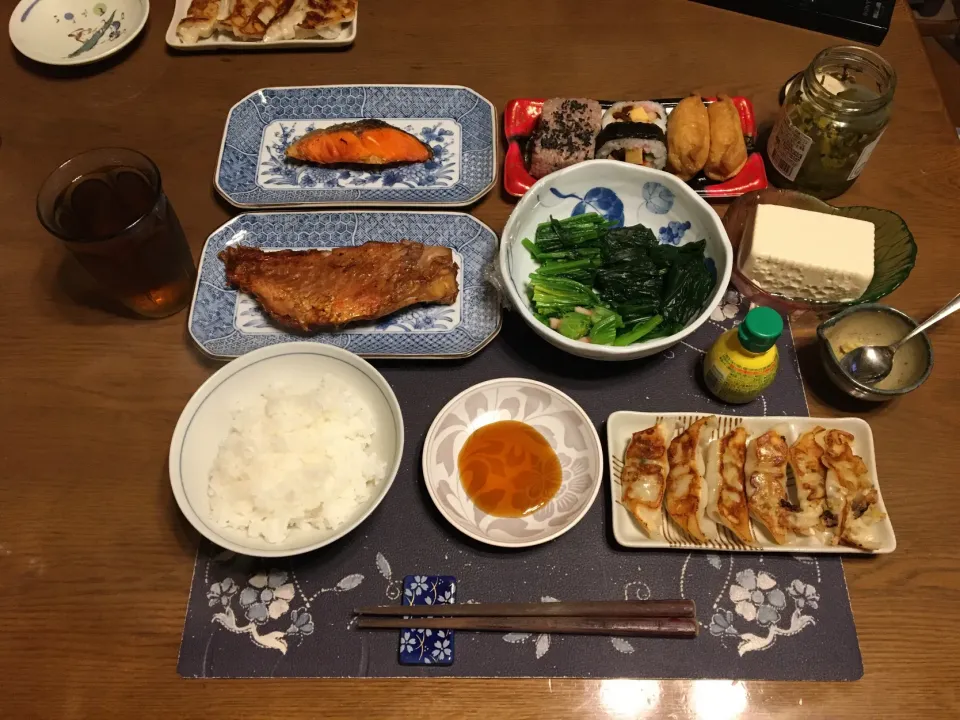 ご飯、助六、とろ赤魚焼き、銀鮭塩焼き、焼き餃子、ほうれん草のお浸し、冷奴、胡麻高菜漬け、烏龍茶(夕飯)|enarinさん