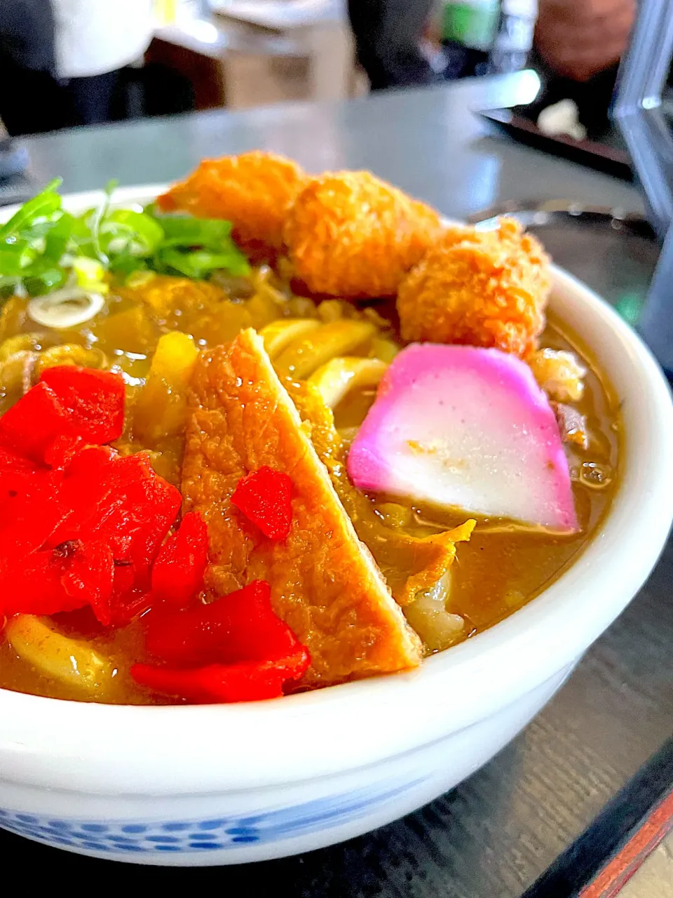 牡蠣フライ乗せカレーうどん🍛|おかちさん