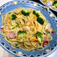 なんかパスタ久しぶり！？
目の前の畑のブロッコリー🥦とベーコン🥓とパプリカ🫑でペペロンチーノ🍝|Takeshi  Nagakiさん