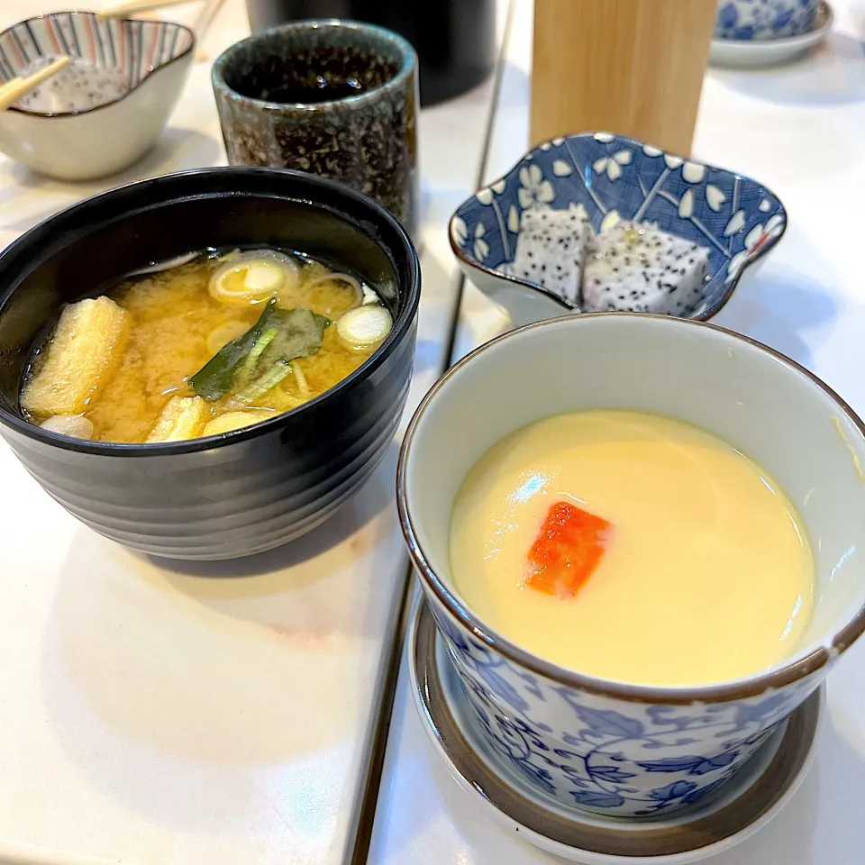 Steamed egg, miso soup and dragonfruit|skyblueさん