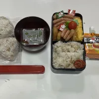 パパ弁と、中２男子弁当。☆みそ汁（パパ）☆おにぎり（パパ）☆ツナマヨフライ☆鮭☆卵焼き☆ブロッコリー☆プチトマト☆たけのこの土佐煮☆ポークビッツ☆パウチゼリー|Saharaさん