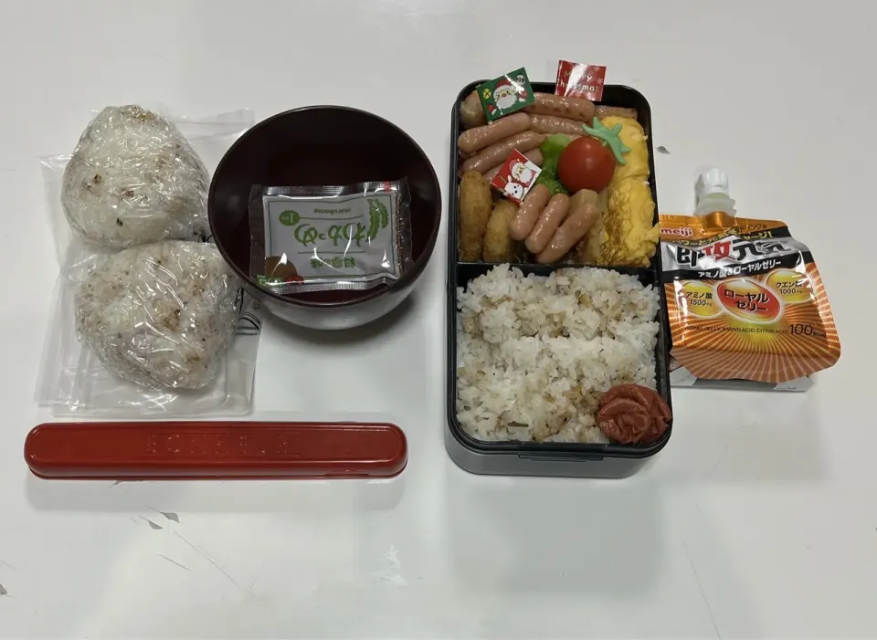 パパ弁と、中２男子弁当。☆みそ汁（パパ）☆おにぎり（パパ）☆ツナマヨフライ☆鮭☆卵焼き☆ブロッコリー☆プチトマト☆たけのこの土佐煮☆ポークビッツ☆パウチゼリー|Saharaさん