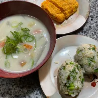 朝ごはん、大根葉の浅漬けと鰹節と胡麻のおにぎりと卵焼き