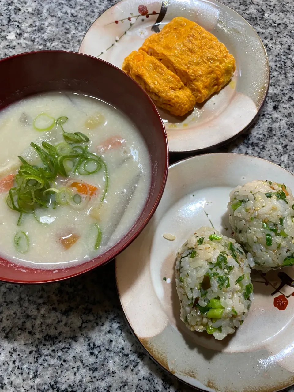 朝ごはん、大根葉の浅漬けと鰹節と胡麻のおにぎりと卵焼き|おかこさん