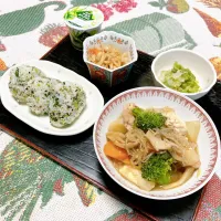 grandmaの晩ごはん☆ 今夜は肉じゃが…白菜とキャベツのゴマ和え…大根菜➕ワカメ➕ゴマでおにぎりで頂きます|kaoriさん