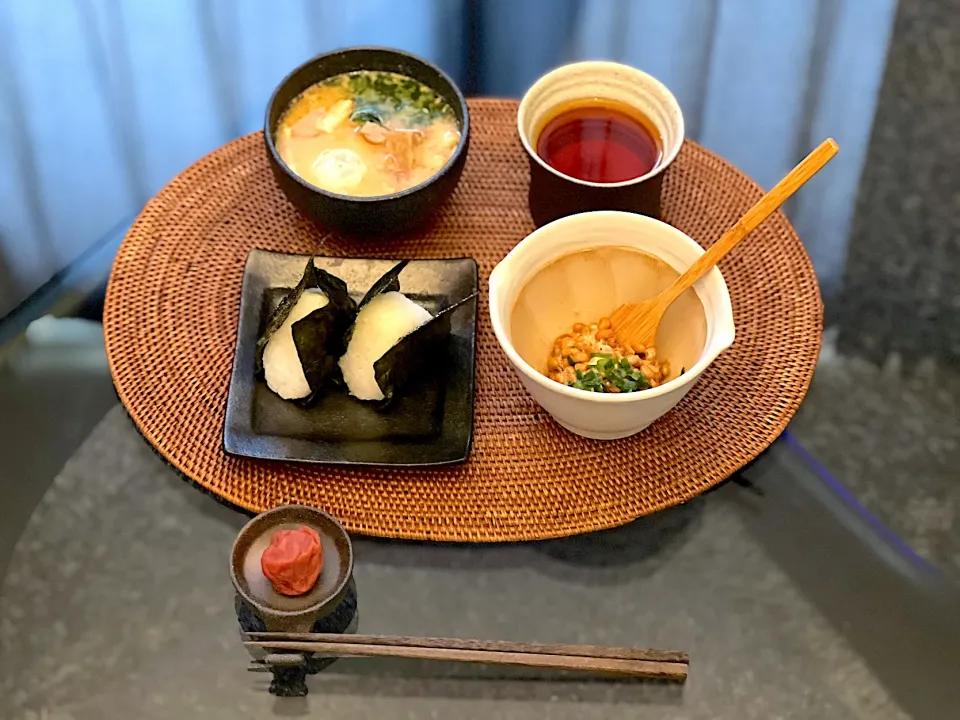 ⁡
⁡
休日の韓国映画観ながらの朝ごはん♪
⁡
⚫︎おにぎり🍙
⚫︎山わさび納豆
⚫︎じゃこ天と油揚げとえのきの月見お味噌汁|yokoさん