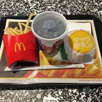 マックチキン、コカコーラM、マックフライドポテトM(昼飯)|enarinさん