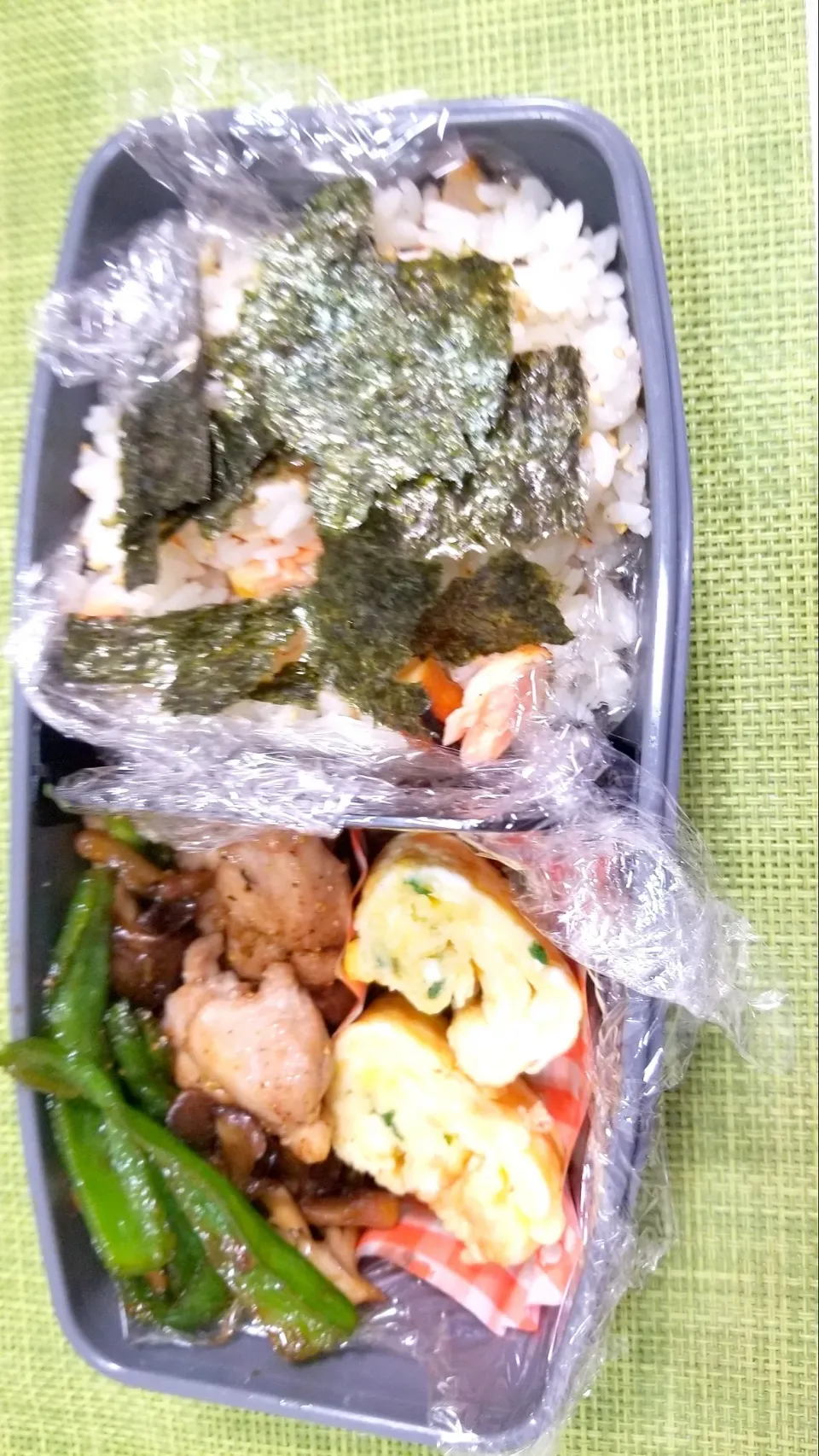 お弁当
鶏の照焼き
鮭ごはん、卵焼き|shinさん