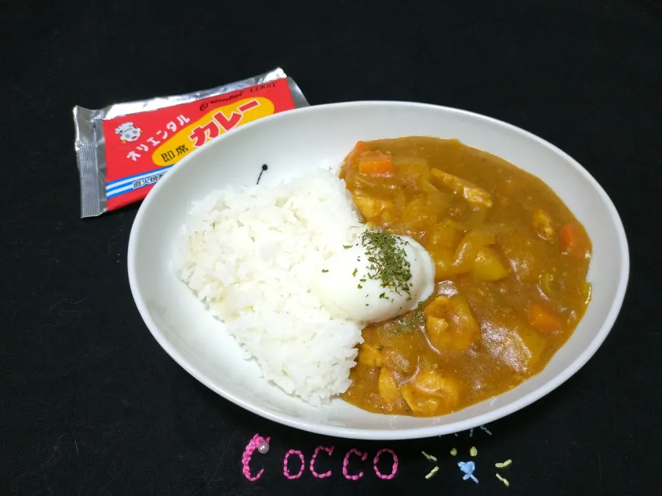 とりあえず塩麹パウダー・温玉乗せチキンカレー✨|cocco+さん