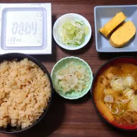 今日の朝ごはんは家で、炊き込みご飯にだし巻き卵、ひきわり納豆、平茸と油揚げのみそ汁、甘口沢庵。|Mars＠釜飯作り研究中さん