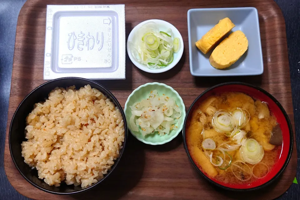 今日の朝ごはんは家で、炊き込みご飯にだし巻き卵、ひきわり納豆、平茸と油揚げのみそ汁、甘口沢庵。|Mars＠釜飯作り研究中さん