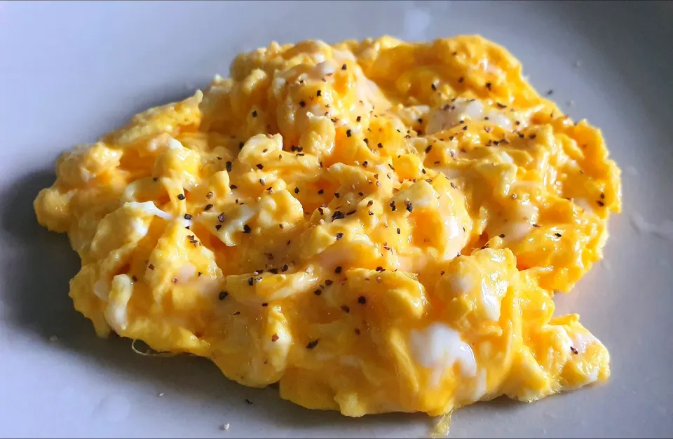 butter 2 scrambled eggs mozarella cheese 🧀 😋 😍 breakfast with coffee 😋 simple delicious breakfast 🤗|🌷lynnlicious🌷さん