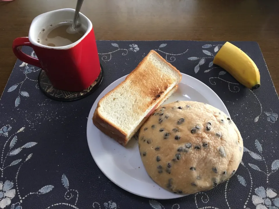 トーストサンドイッチ、温めたチョコチップメロンパン、ホットコーヒー、バナナ(朝ご飯)|enarinさん