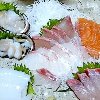 魚屋さんにお皿持って行って1000円で作ってもらった刺身盛り(オイズゴの刺身だけ私手作り)鯛 サーモン ヒラマサ カンパチ 剣先イカ オイズゴ(千年貝、トコブシ)|🐈⸒⸒⸒⸒つるのダンス🐈🐾さん