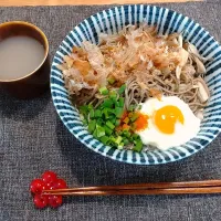 きのこと鰹節たっぷり！十割蕎麦