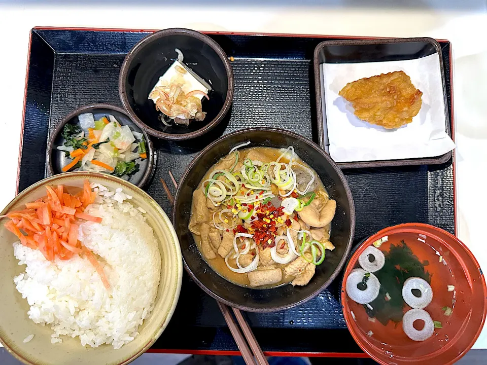 モツ煮定食に鶏唐|マハロ菊池さん