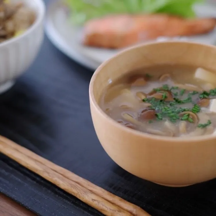 株なめこ・玉ねぎ・豆腐のお味噌汁+｡:.ﾟ|ohanaさん