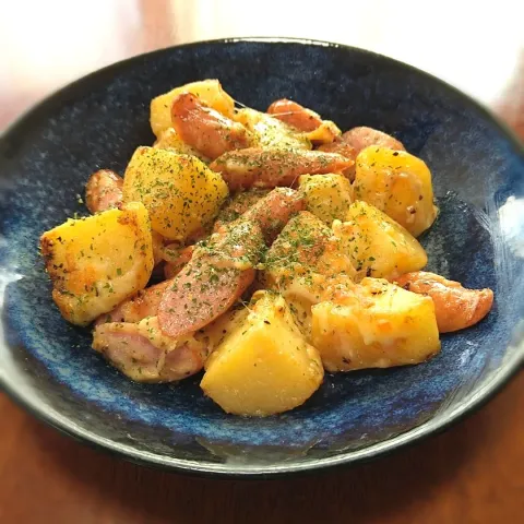 「プラス糀 生塩糀パウダー ボトル」を使ってみたSnapdishの料理・レシピ写真:じゃが芋とソーセージのチーズからしマヨ焼き