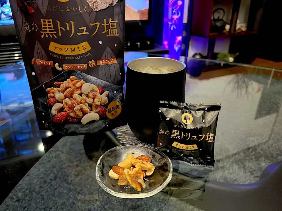 休日の夜🌉✨

今から韓ドラ観ながら晩酌タイム🥃🏮✨
ここ数日ハマっている、「森の黒トリュフ塩ナッツMIX」🥜|yokoさん