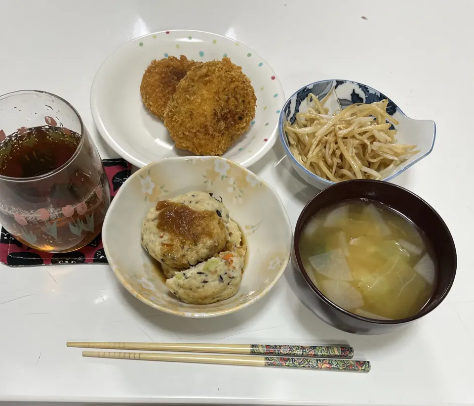 晩御飯☆コロッケ☆もやしの中華和え☆お魚バーグ☆みそ汁（大根・キャベツ・ブロッコリー）|Saharaさん