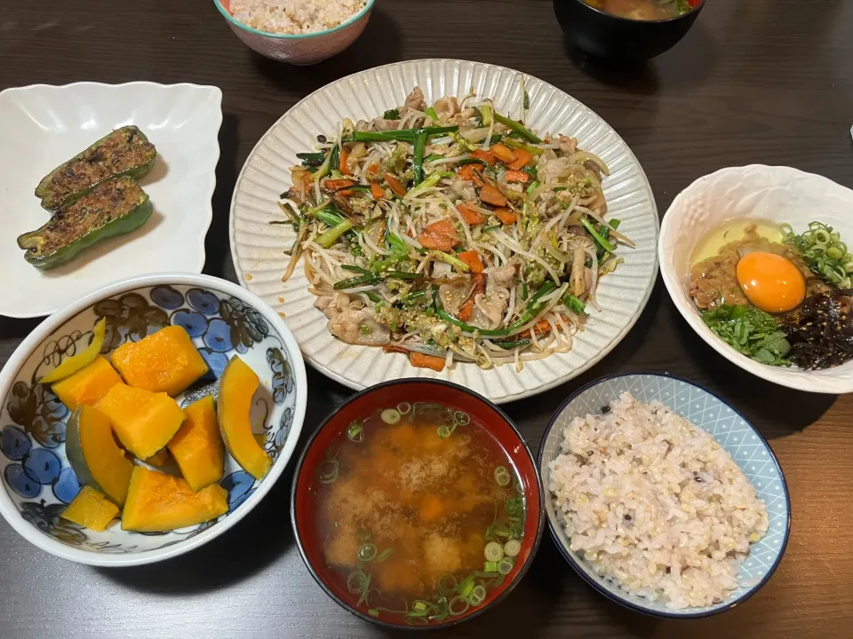 ⚫︎豚もやし炒め手作り塩ダレで
⚫︎ピーマンの餃子タネ(残り物)詰め
⚫︎納豆卵
⚫︎蒸しかぼちゃ
⚫︎十五穀玄米50%ご飯
⚫︎味噌汁|tatsuponさん