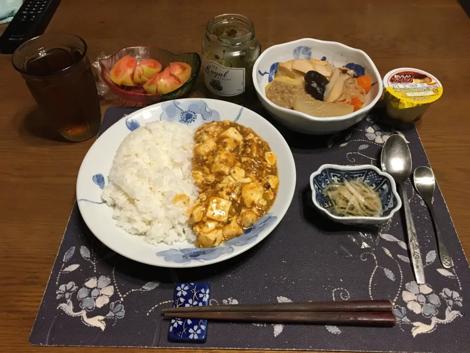 麻婆豆腐ライス、ごった煮、簡単なます、トマト、胡麻高菜漬け、烏龍茶、プリン(夕飯)|enarinさん