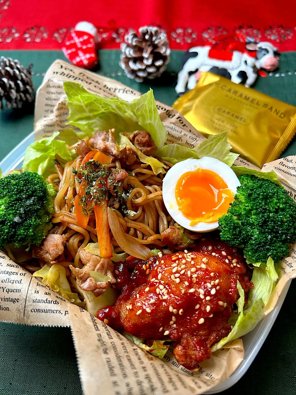 【誤差あり弁当】焼きそばとチンからヤンニョムチキン弁当|まなまな♡さん