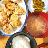 たらのハーブパン粉焼き、アボカドの焼肉のタレ炒め、白菜とウィンナーの味噌汁|さきさん