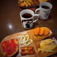 チキンナゲット　トマトソース　フレンチフライ　ベーコン＆ガーリックシーズニング　焼きソーセージ　マスタード　ソフトサラミのチーズトースト　プンタレッラ　コーヒー|ch＊K*∀o(^^*)♪さん