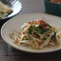 だいず肉みそのもやしにら炒め|ちいさなしあわせキッチンさん