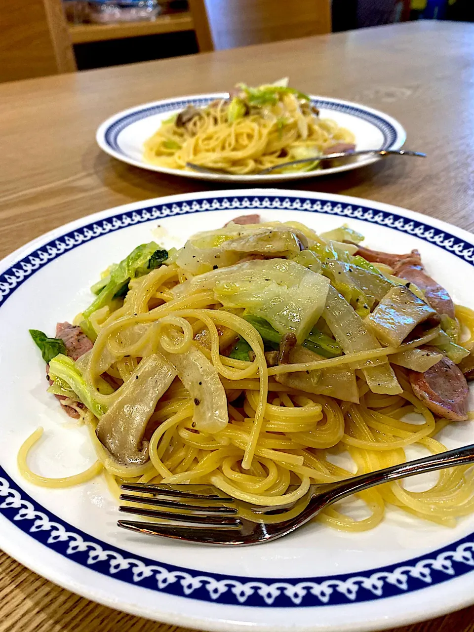 とりあえず塩麹でキャベツとソーセージのクリームパスタ|しばざきまりさん